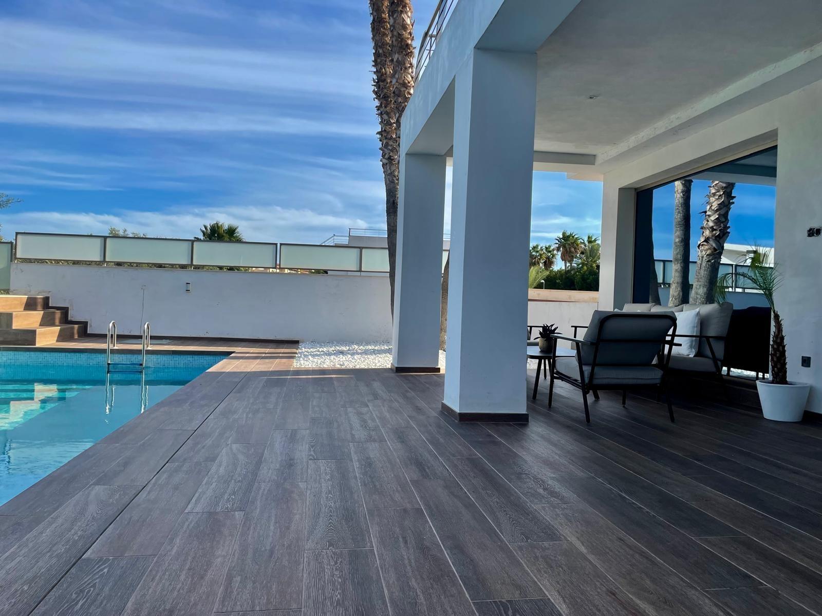 Chalet de lujo con Ascensor, Piscina y Jacuzzi Exterior en Pau 5 – Campo de Golf Alicante