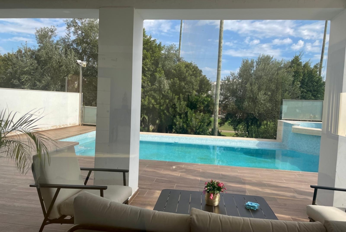 Chalet de lujo con Ascensor, Piscina y Jacuzzi Exterior en Pau 5 – Campo de Golf Alicante