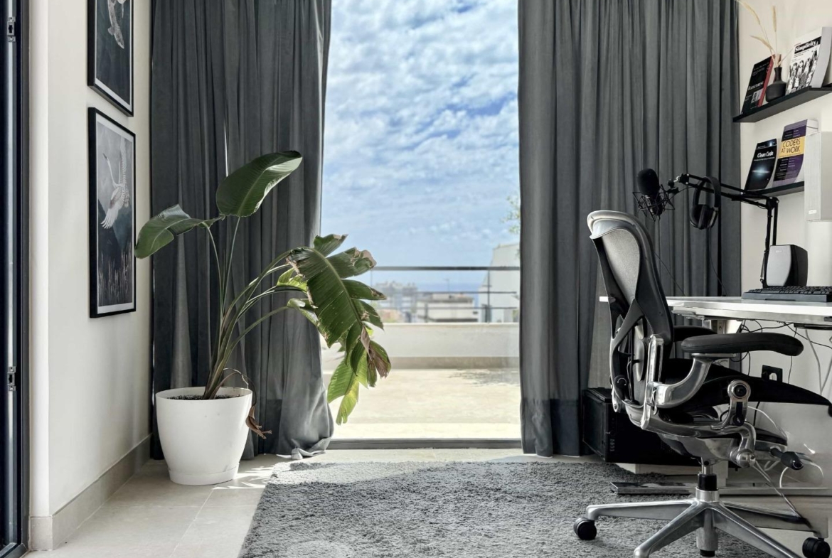 Oasis Mediterráneo en Playa de San Juan: Elegancia y Confort a Pasos del Mar