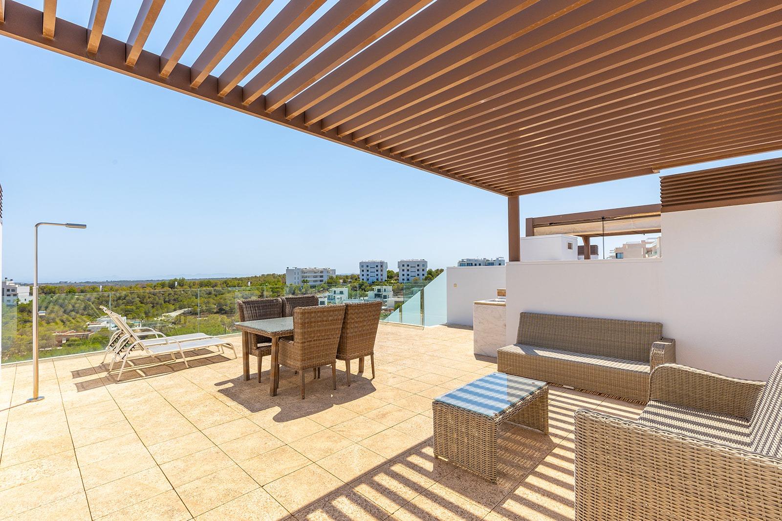 6-4-29 LAS COLINAS. ATICO CON SOLARIUM ENORME PRIVADO. 2 DORM. 2BAÑOS. GARAJE+TRASTERO.