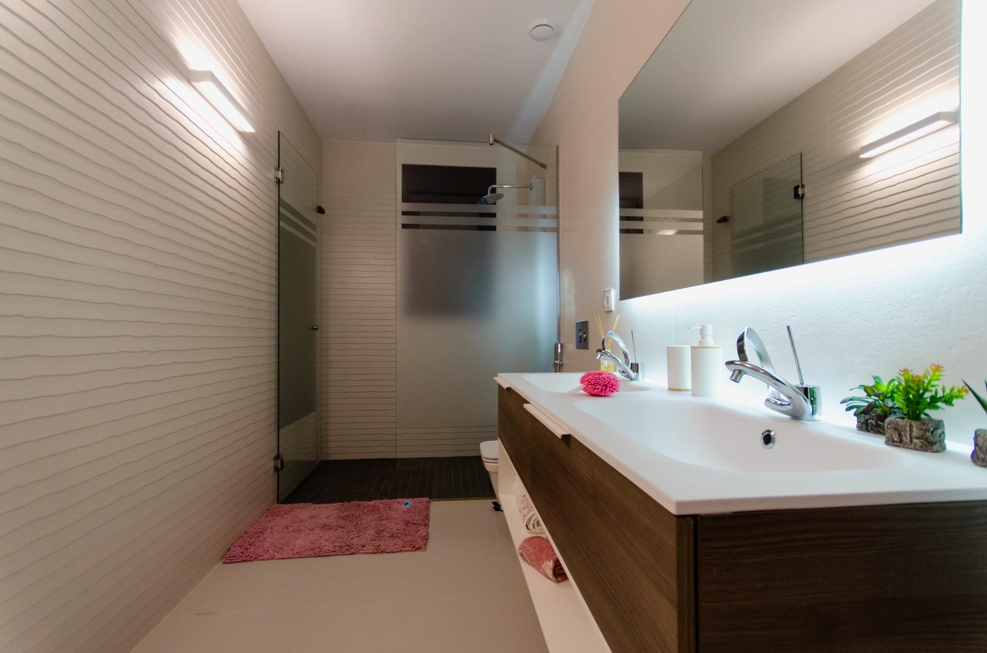 NIEUW GEBOUW IN ORIHUELA COSTA. 4 BEDROOMS. EEN KORTE WANDELING NAAR HET STRAND OP SLECHTS 350 METER AFSTAND.