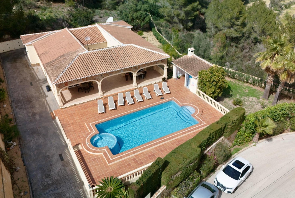 Exclusive Mediterranean villa in Calpe with large pool and panoramic views