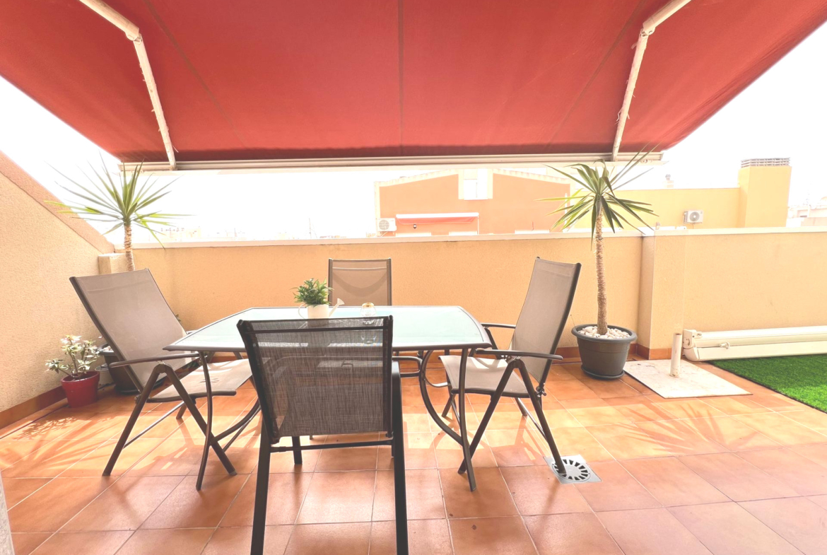 Penthouse met 30m2 terras. Zuidwaarts. 400m van het strand. Toeristenvergunning. Centrale locatie.