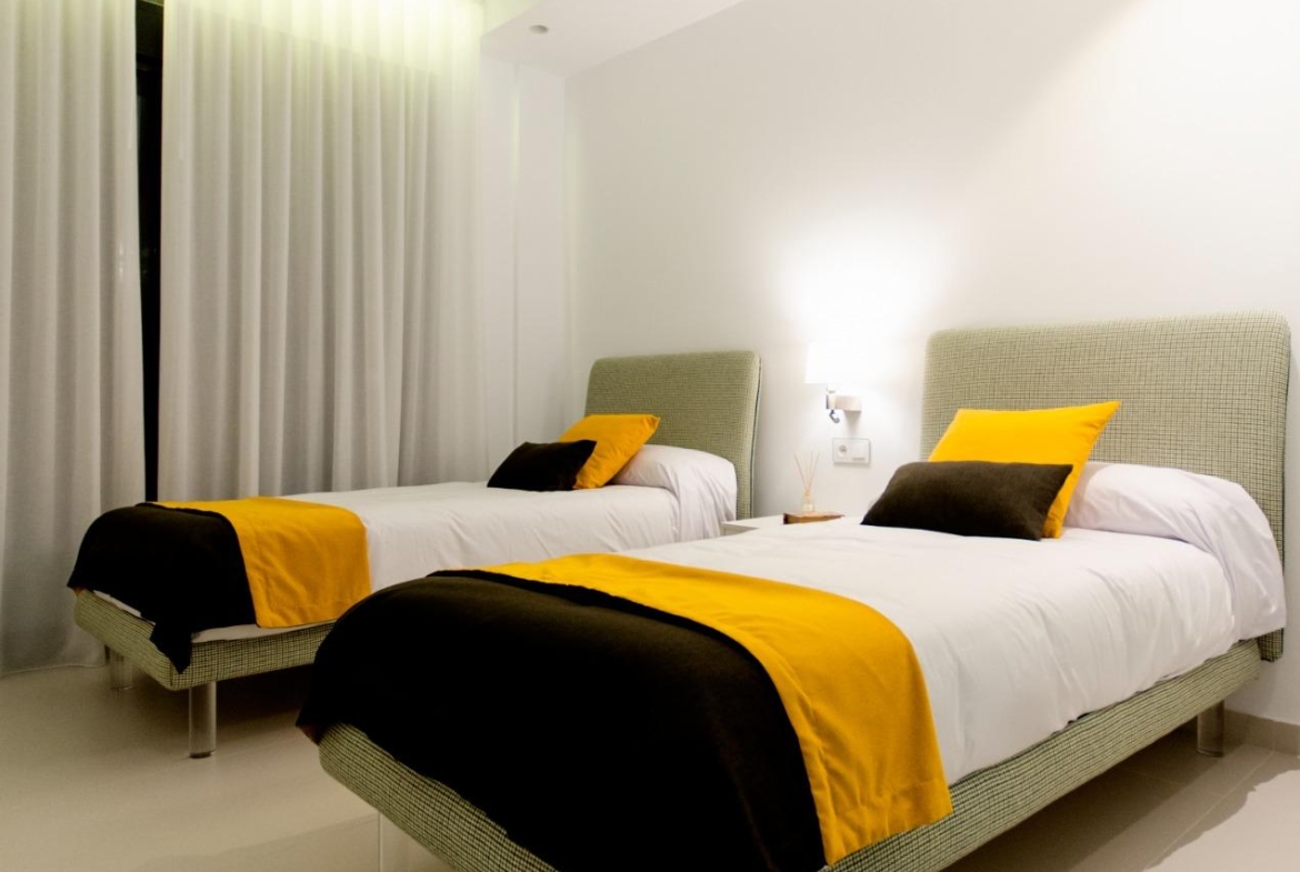 NIEUW GEBOUW IN ORIHUELA COSTA. 4 BEDROOMS. EEN KORTE WANDELING NAAR HET STRAND OP SLECHTS 350 METER AFSTAND.