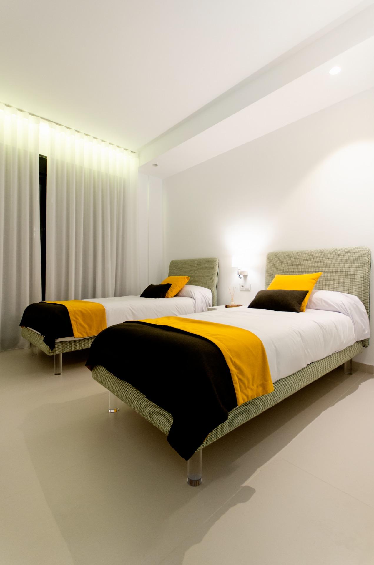 NIEUW GEBOUW IN ORIHUELA COSTA. 4 BEDROOMS. EEN KORTE WANDELING NAAR HET STRAND OP SLECHTS 350 METER AFSTAND.