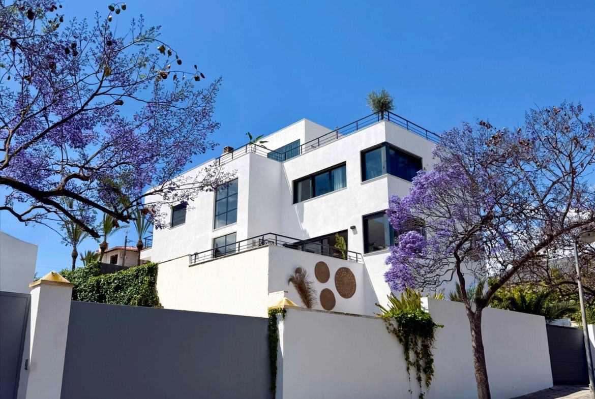 Oasis Mediterráneo en Playa de San Juan: Elegancia y Confort a Pasos del Mar