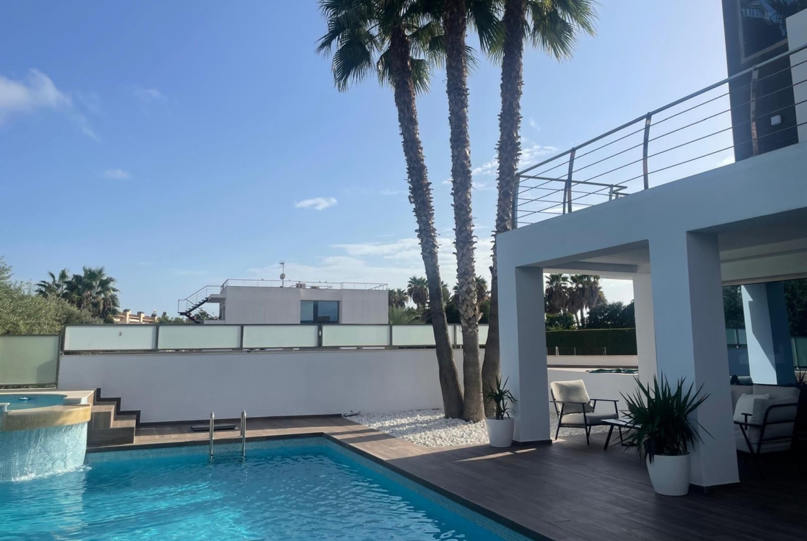 Chalet de lujo con Ascensor, Piscina y Jacuzzi Exterior en Pau 5 – Campo de Golf Alicante