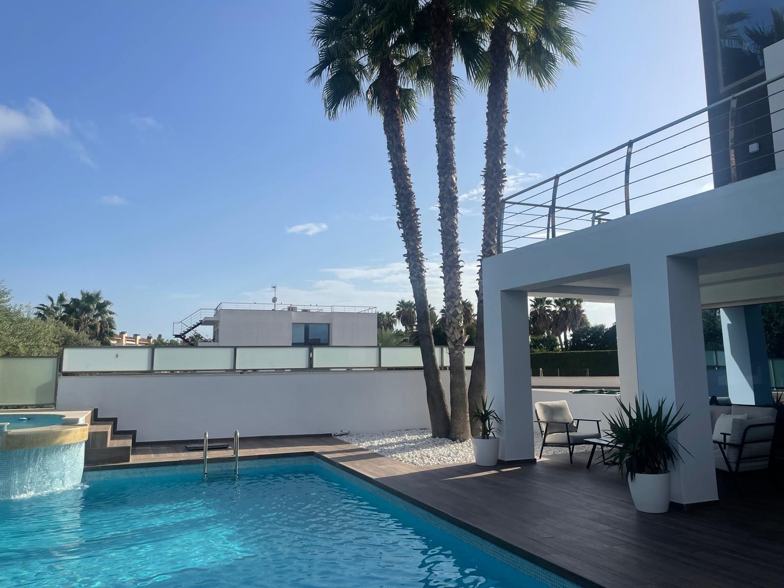 Chalet de lujo con Ascensor, Piscina y Jacuzzi Exterior en Pau 5 – Campo de Golf Alicante