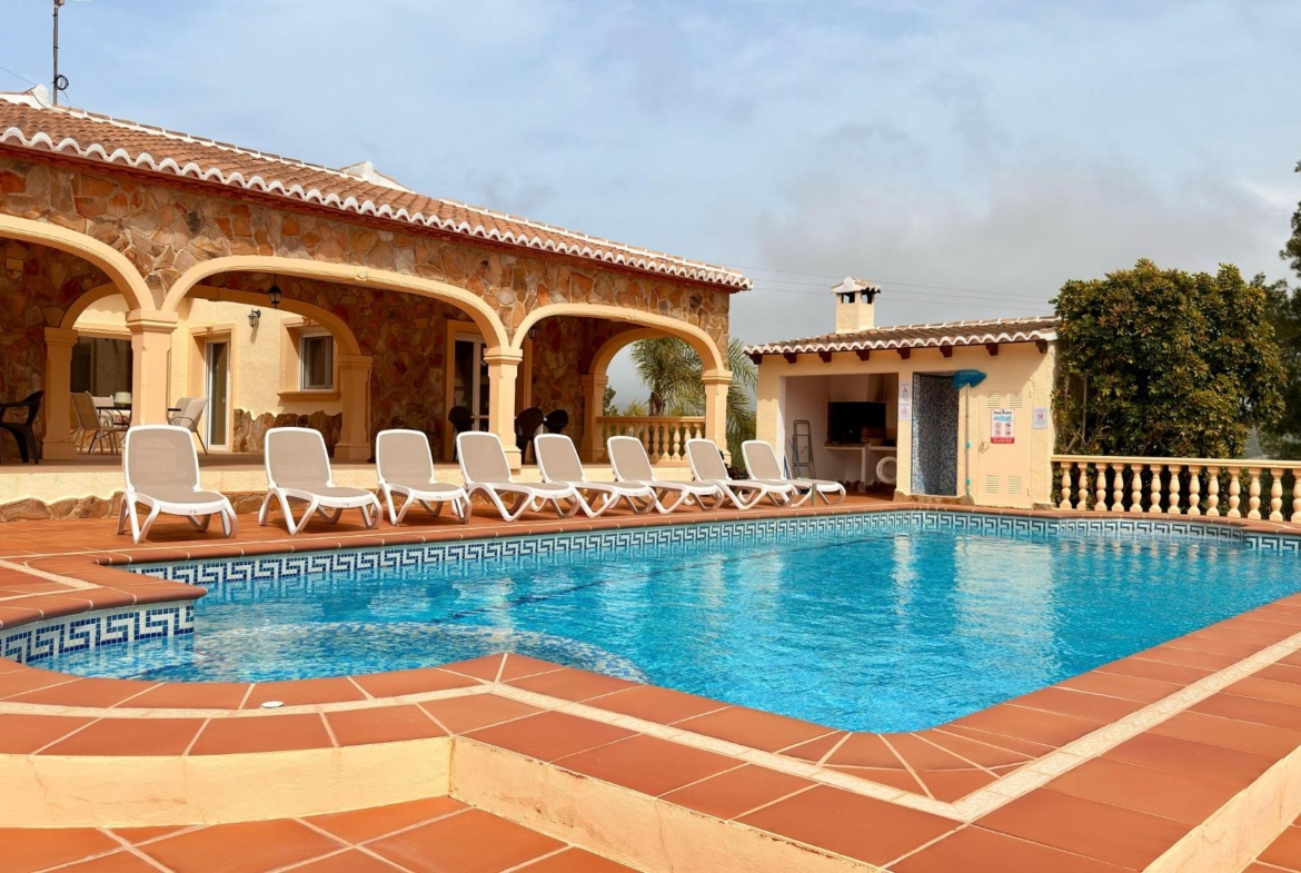 Exclusive Mediterranean villa in Calpe with large pool and panoramic views