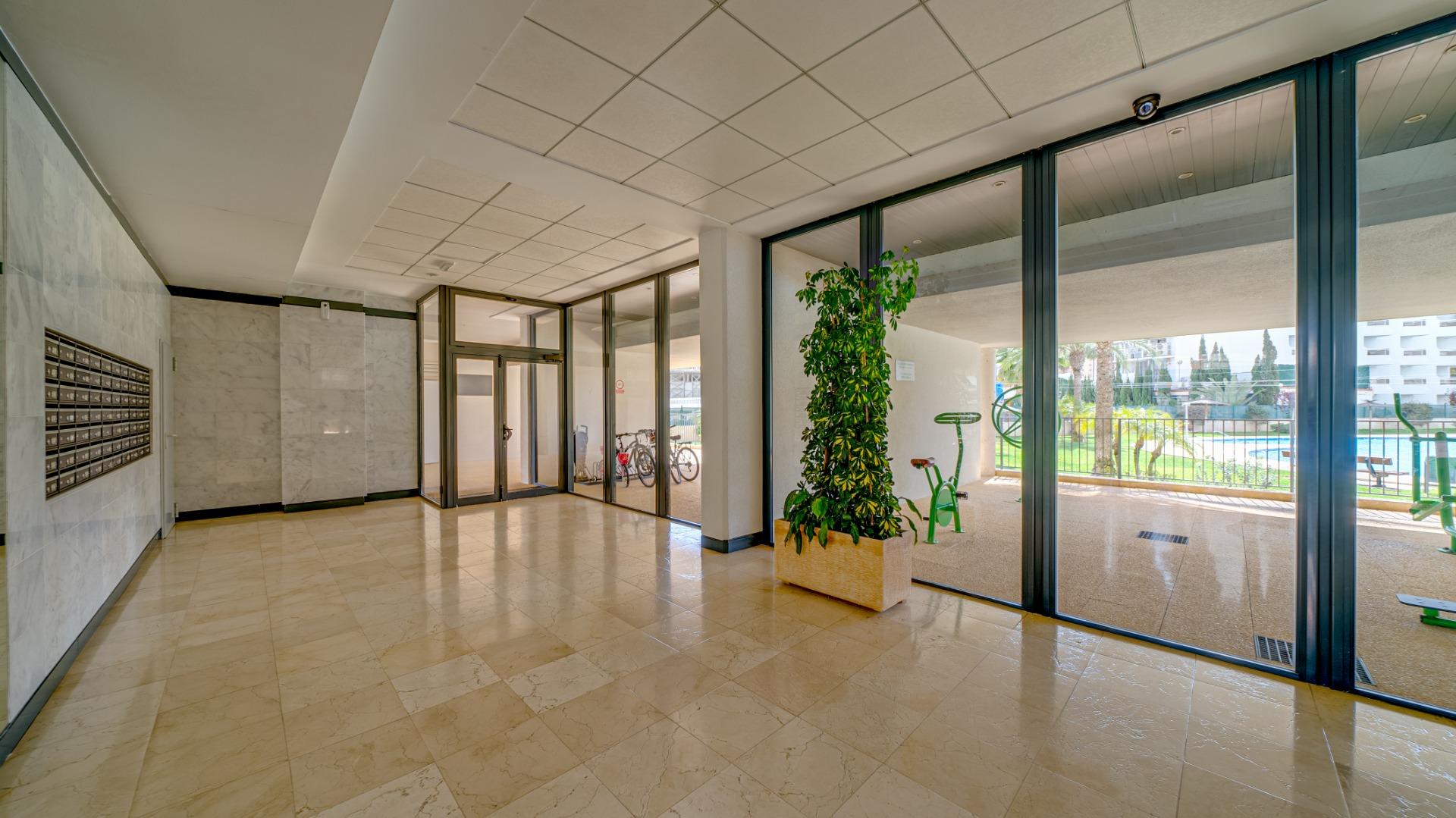 Licht appartement met prachtig uitzicht op zee