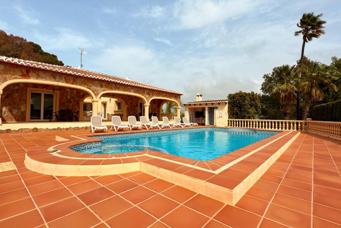 Exclusive Mediterranean villa in Calpe with large pool and panoramic views