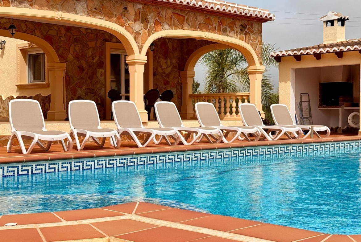 Exclusive Mediterranean villa in Calpe with large pool and panoramic views
