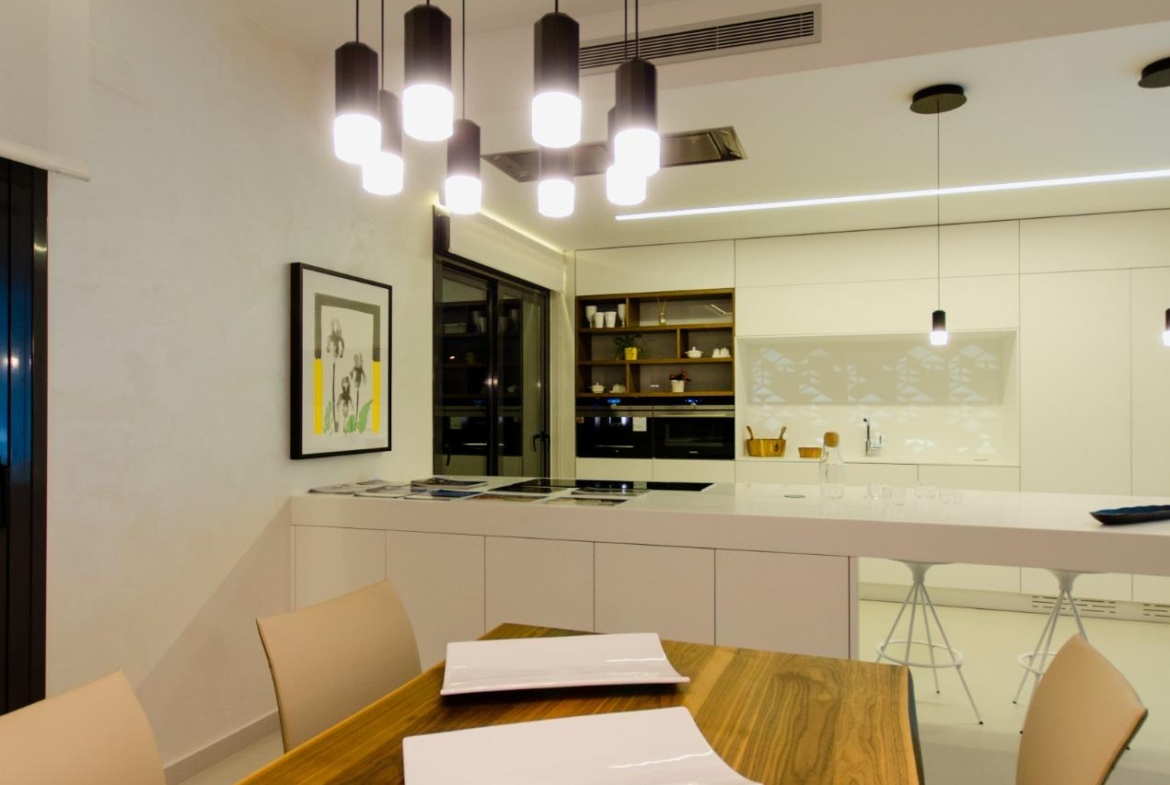 NIEUW GEBOUW IN ORIHUELA COSTA. 4 BEDROOMS. EEN KORTE WANDELING NAAR HET STRAND OP SLECHTS 350 METER AFSTAND.