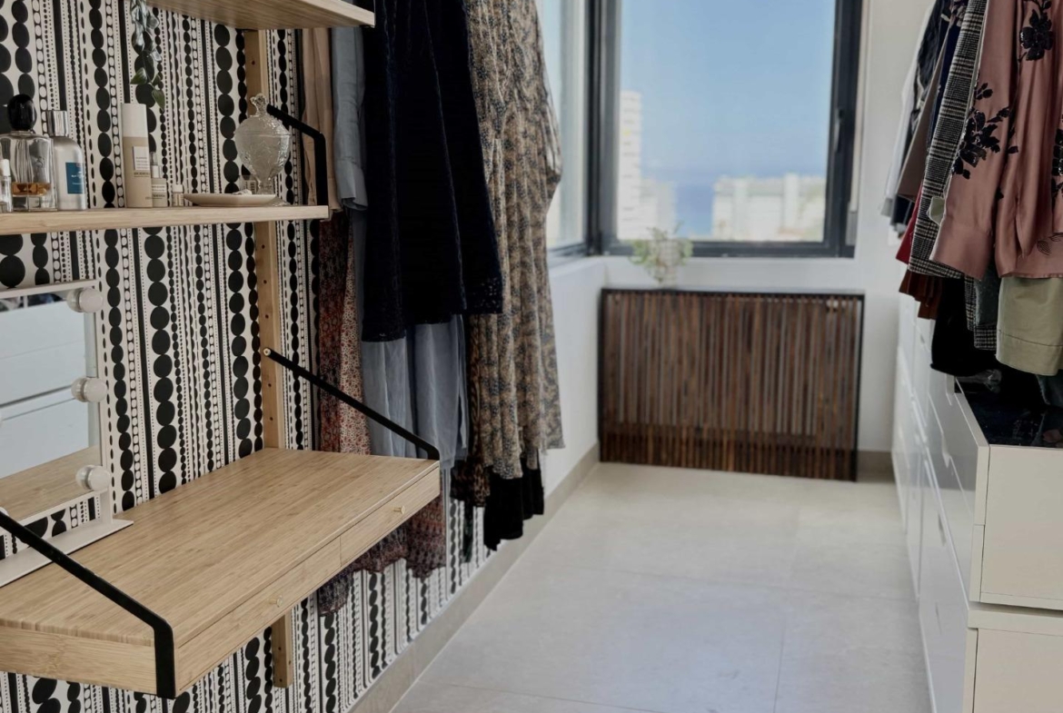 Oasis Mediterráneo en Playa de San Juan: Elegancia y Confort a Pasos del Mar