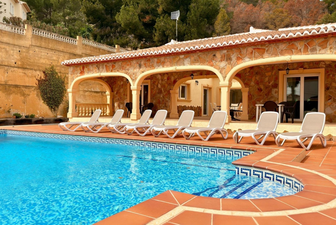 Exclusive Mediterranean villa in Calpe with large pool and panoramic views