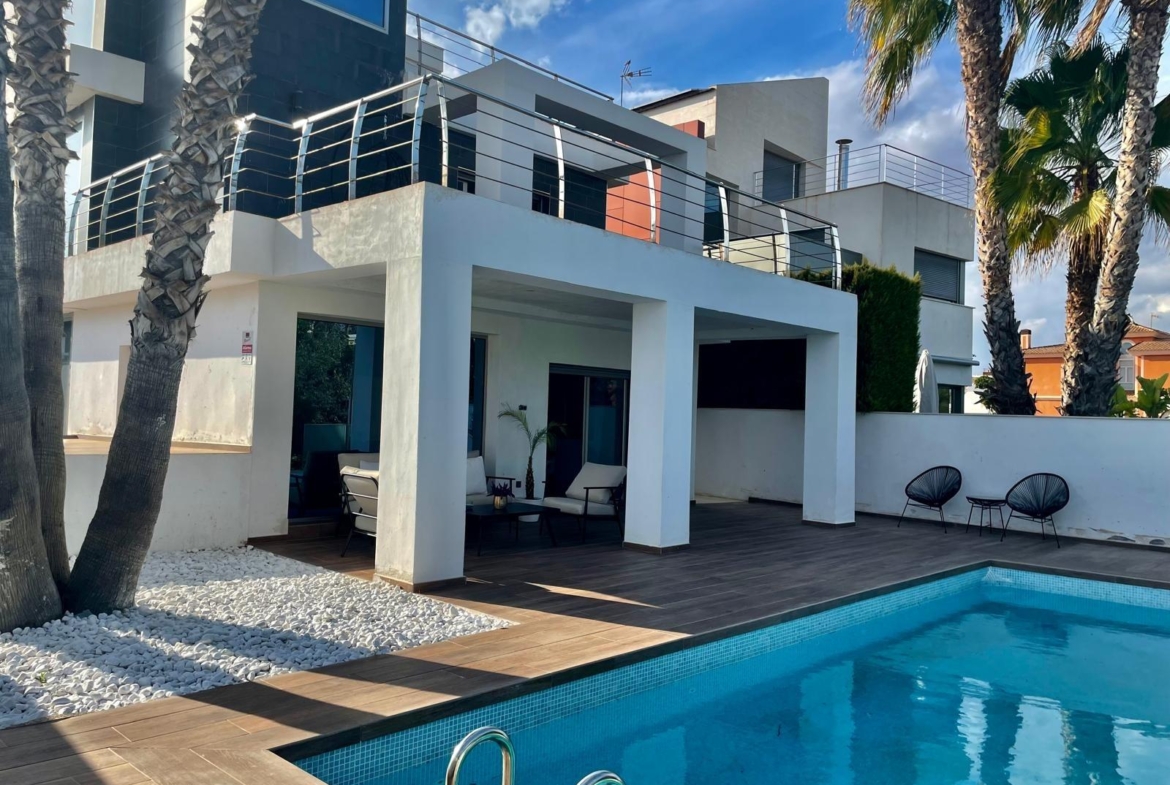 Chalet de lujo con Ascensor, Piscina y Jacuzzi Exterior en Pau 5 – Campo de Golf Alicante