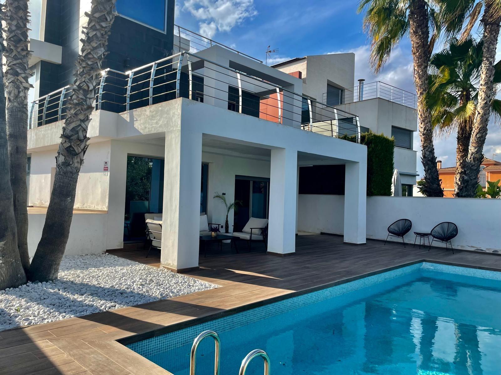 Chalet de lujo con Ascensor, Piscina y Jacuzzi Exterior en Pau 5 – Campo de Golf Alicante