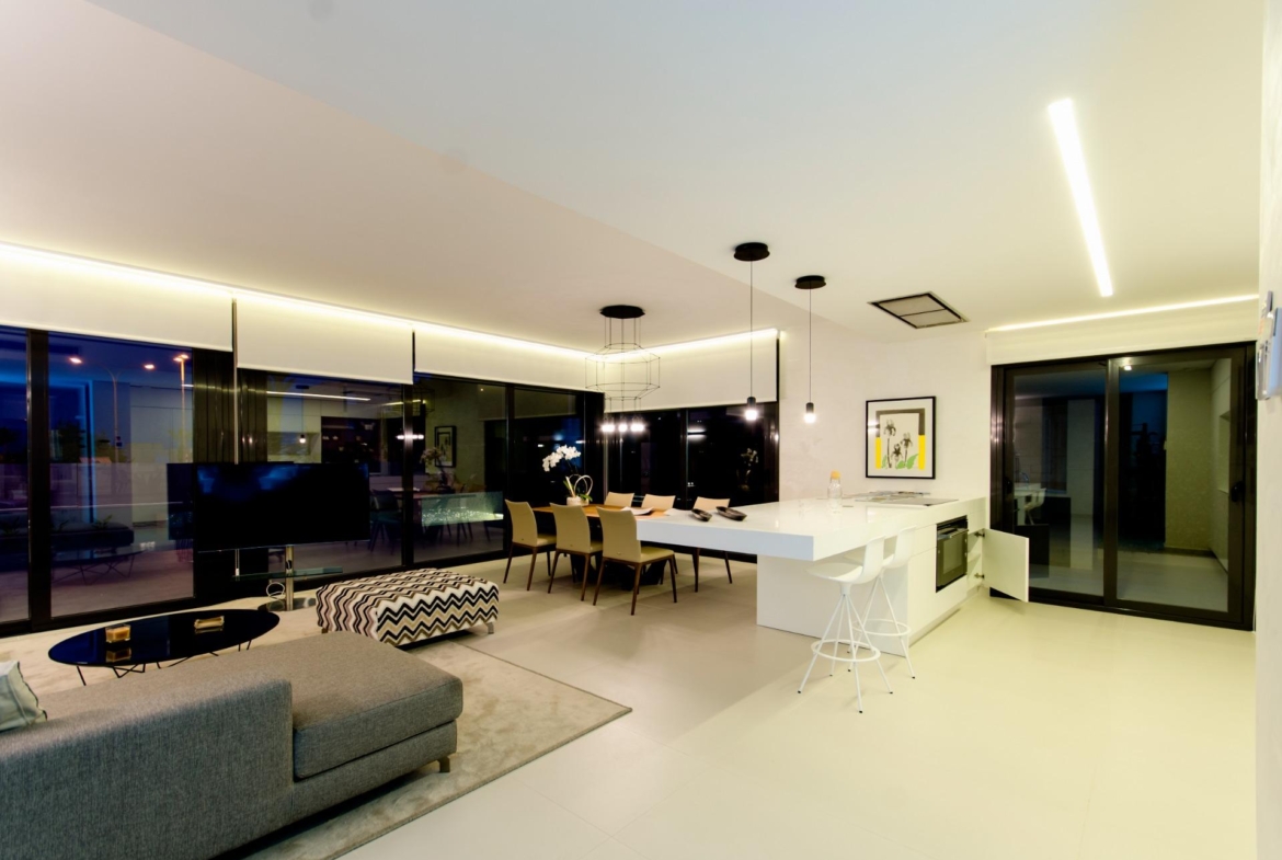 NIEUW GEBOUW IN ORIHUELA COSTA. 4 BEDROOMS. EEN KORTE WANDELING NAAR HET STRAND OP SLECHTS 350 METER AFSTAND.