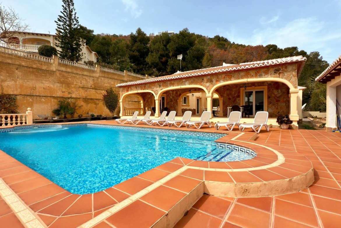 Exclusive Mediterranean villa in Calpe with large pool and panoramic views