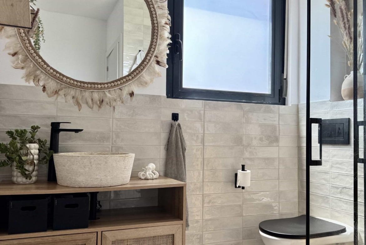 Oasis Mediterráneo en Playa de San Juan: Elegancia y Confort a Pasos del Mar