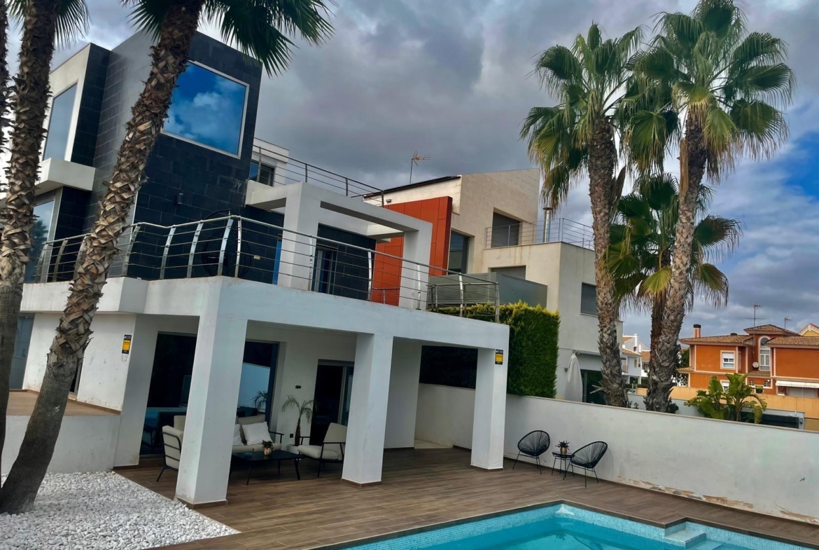 Chalet de lujo con Ascensor, Piscina y Jacuzzi Exterior en Pau 5 – Campo de Golf Alicante
