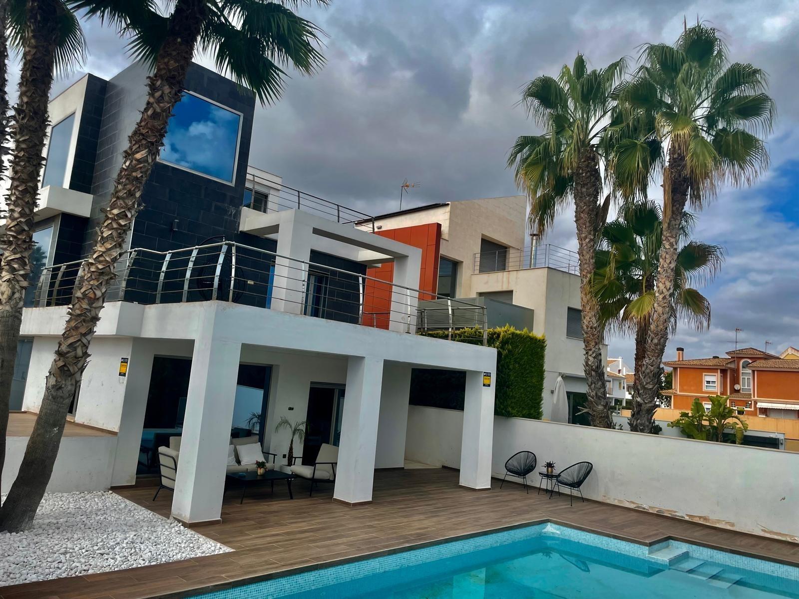 Chalet de lujo con Ascensor, Piscina y Jacuzzi Exterior en Pau 5 – Campo de Golf Alicante