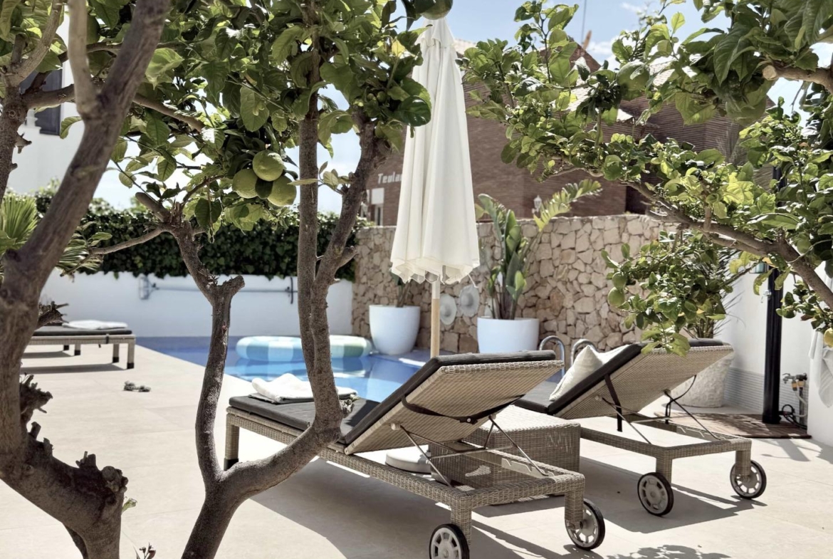 Oasis Mediterráneo en Playa de San Juan: Elegancia y Confort a Pasos del Mar