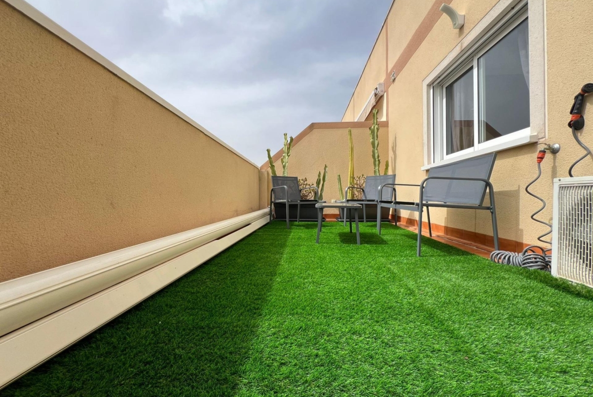 Penthouse met 30m2 terras. Zuidwaarts. 400m van het strand. Toeristenvergunning. Centrale locatie.