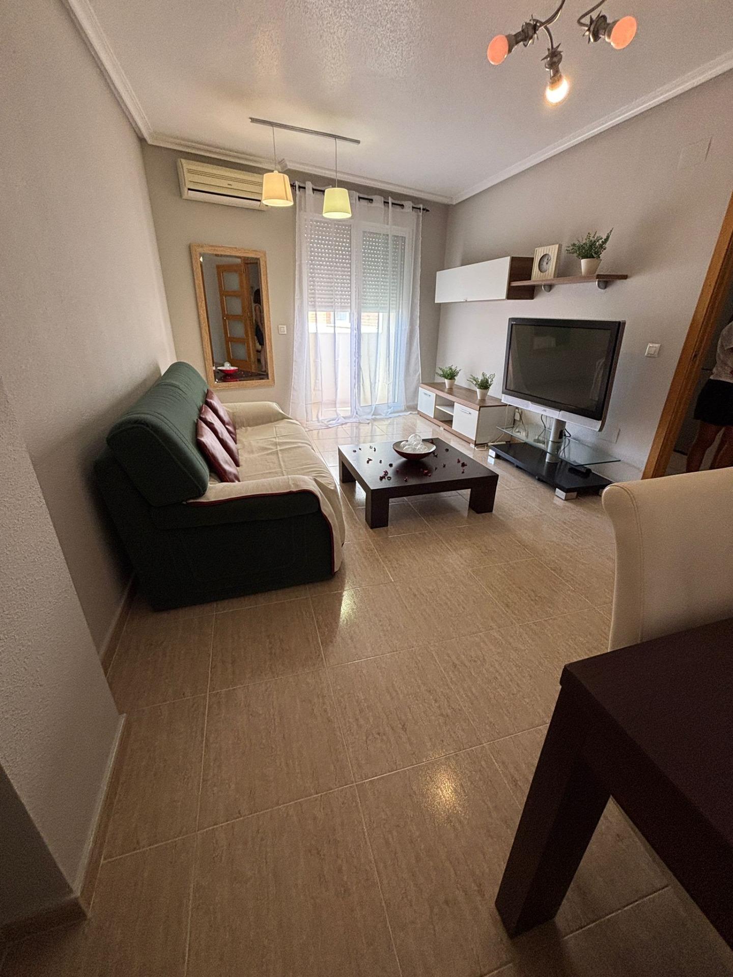 Charmant West-Facing Appartement in het hart van Torrevieja, garage optioneel