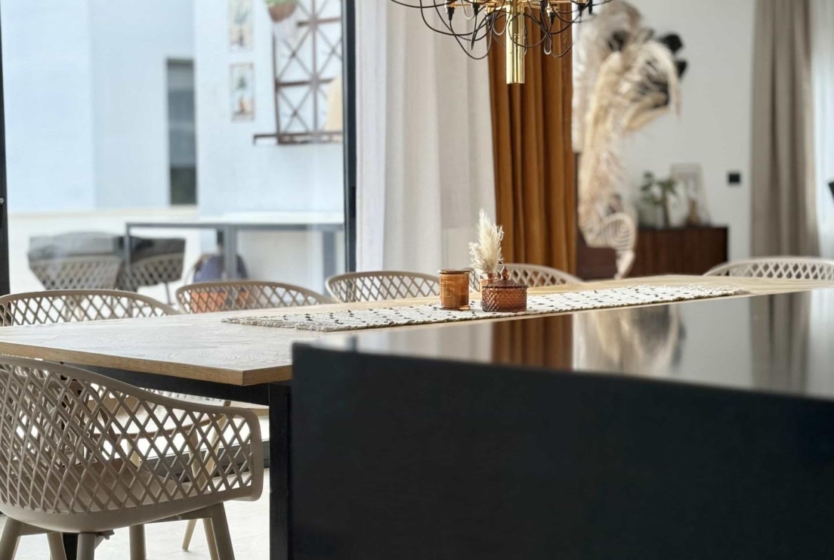 Oasis Mediterráneo en Playa de San Juan: Elegancia y Confort a Pasos del Mar