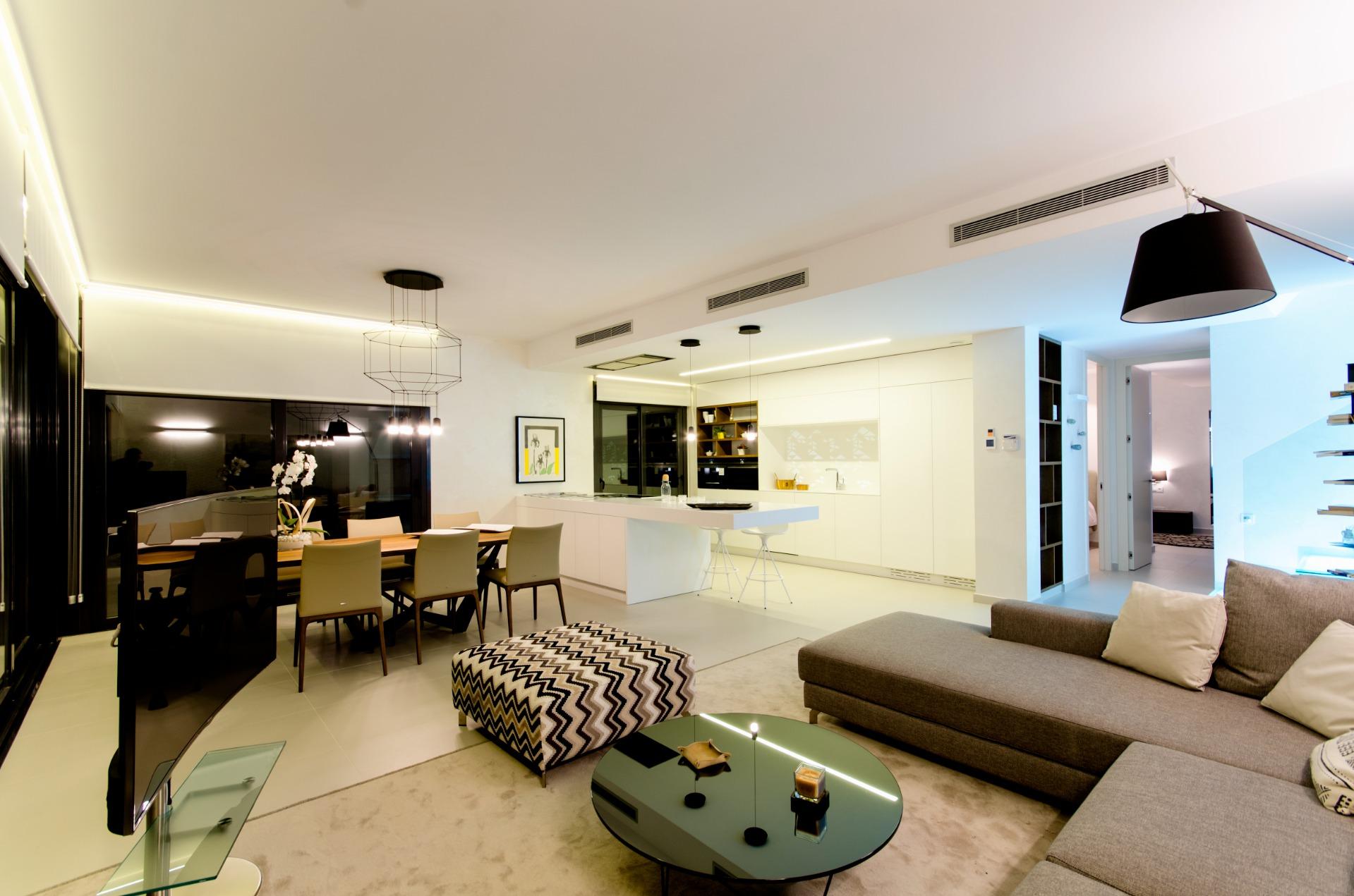 NIEUW GEBOUW IN ORIHUELA COSTA. 4 BEDROOMS. EEN KORTE WANDELING NAAR HET STRAND OP SLECHTS 350 METER AFSTAND.