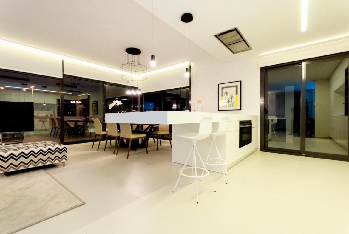 NIEUW GEBOUW IN ORIHUELA COSTA. 4 BEDROOMS. EEN KORTE WANDELING NAAR HET STRAND OP SLECHTS 350 METER AFSTAND.