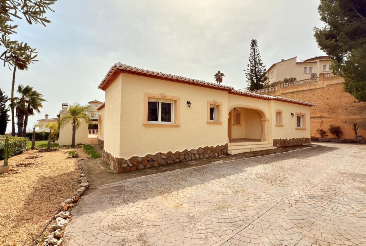 Exclusive Mediterranean villa in Calpe with large pool and panoramic views