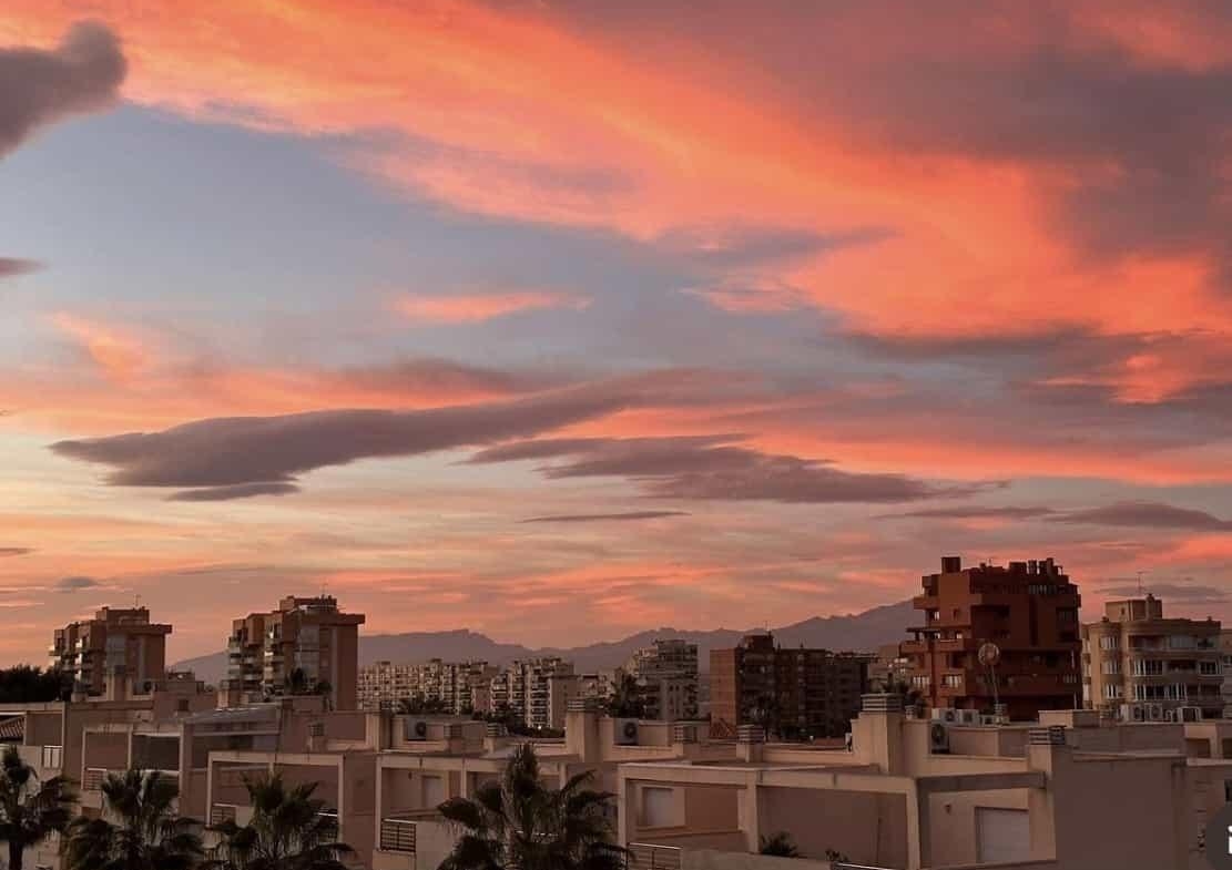 Oasis Mediterráneo en Playa de San Juan: Elegancia y Confort a Pasos del Mar