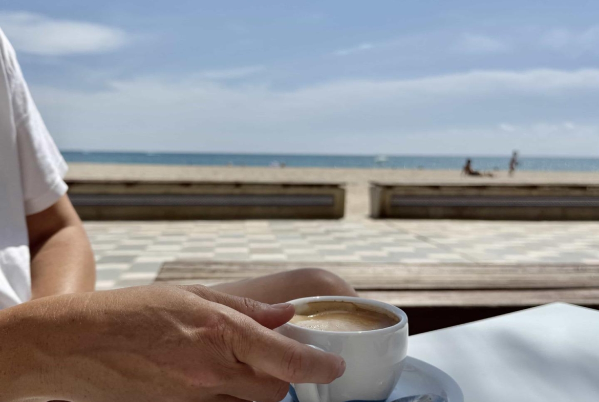 Oasis Mediterráneo en Playa de San Juan: Elegancia y Confort a Pasos del Mar