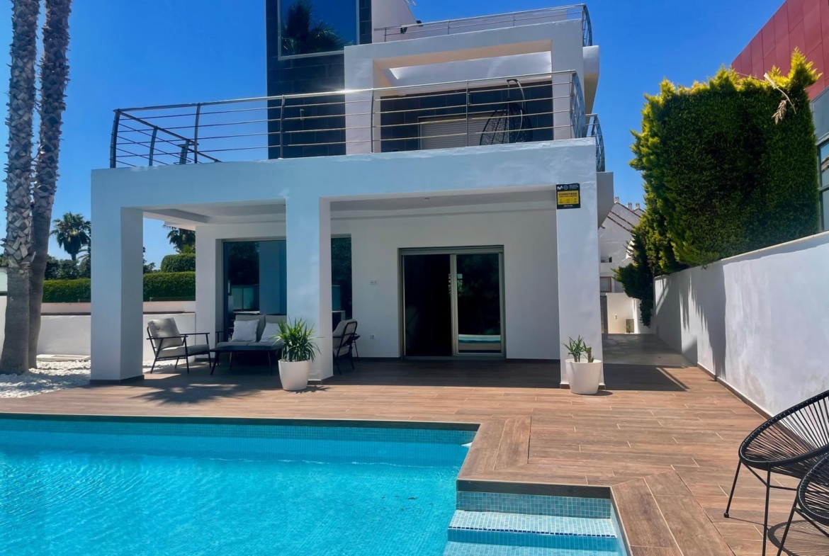 Chalet de lujo con Ascensor, Piscina y Jacuzzi Exterior en Pau 5 – Campo de Golf Alicante