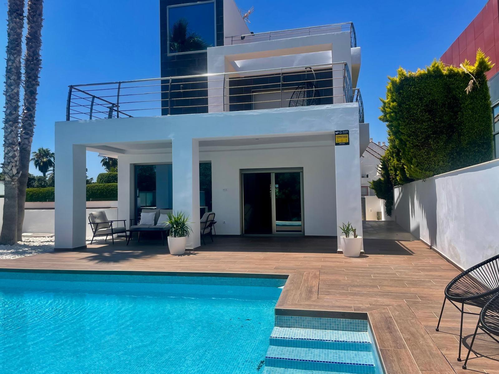 Chalet de lujo con Ascensor, Piscina y Jacuzzi Exterior en Pau 5 – Campo de Golf Alicante
