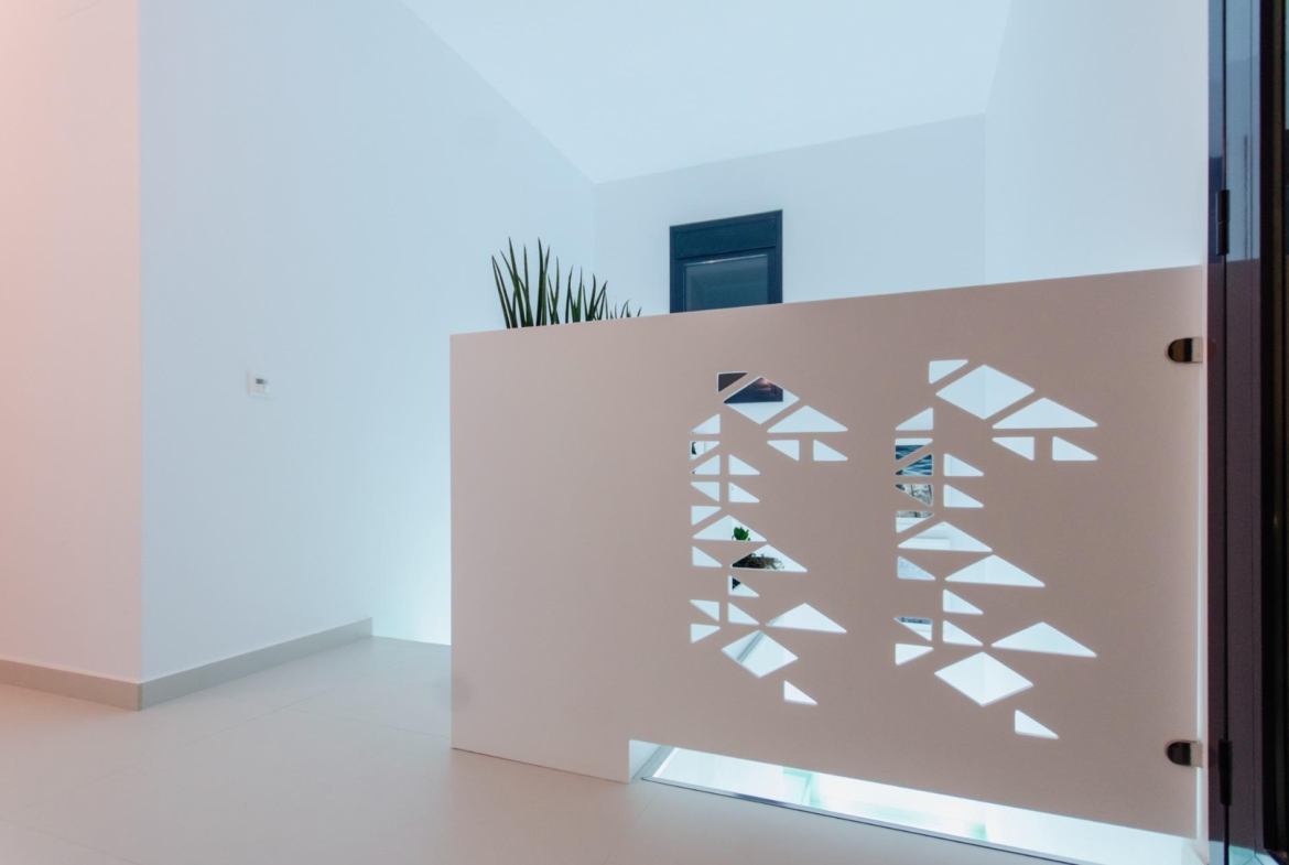 NIEUW GEBOUW IN ORIHUELA COSTA. 4 BEDROOMS. EEN KORTE WANDELING NAAR HET STRAND OP SLECHTS 350 METER AFSTAND.