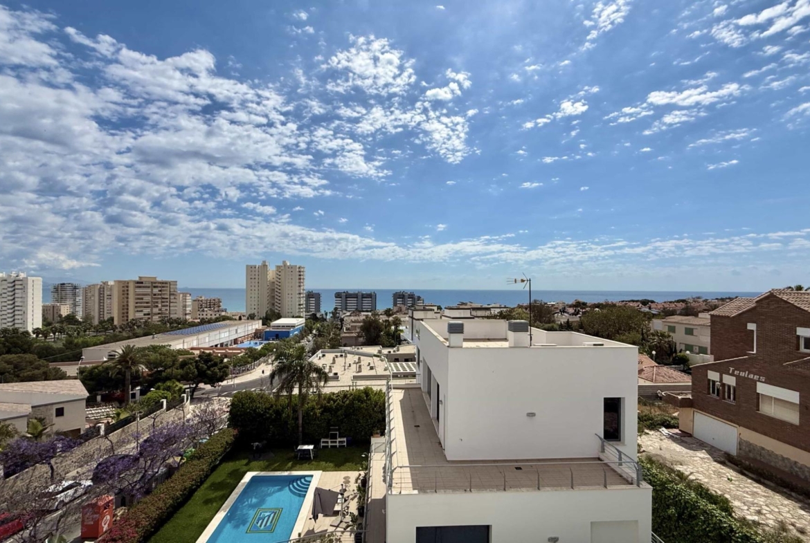 Oasis Mediterráneo en Playa de San Juan: Elegancia y Confort a Pasos del Mar