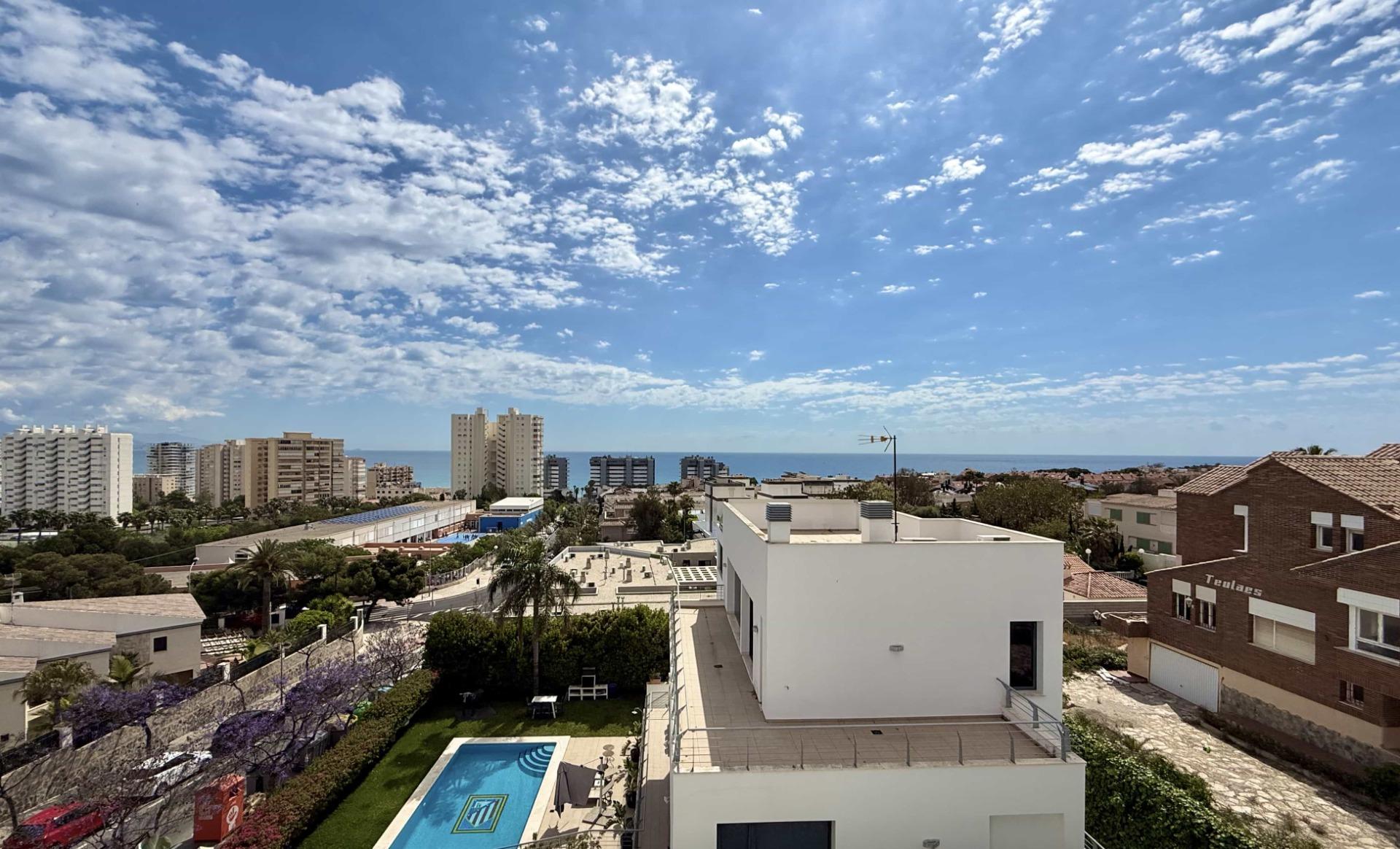 6-6-40 Oasis Mediterráneo en Playa de San Juan: Elegancia y Confort a Pasos del Mar