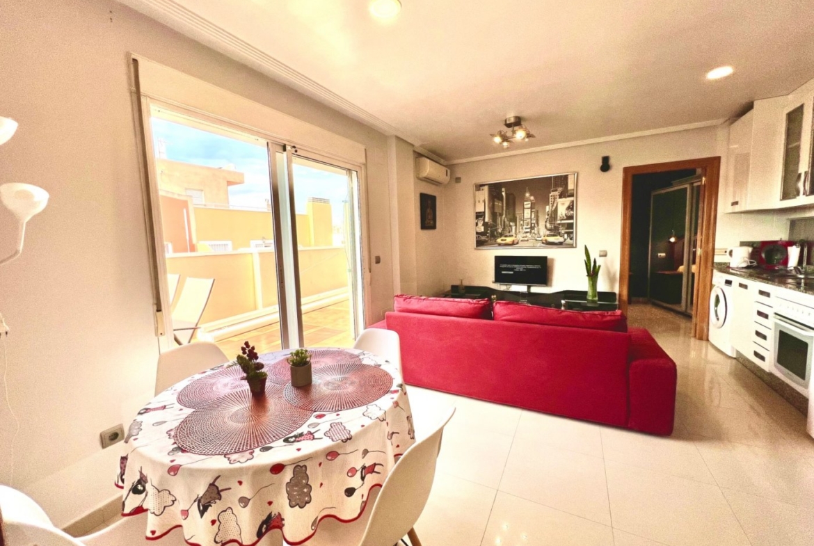 Penthouse met 30m2 terras. Zuidwaarts. 400m van het strand. Toeristenvergunning. Centrale locatie.