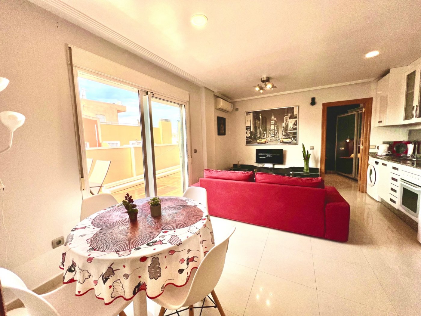Penthouse met 30m2 terras. Zuidwaarts. 400m van het strand. Toeristenvergunning. Centrale locatie.