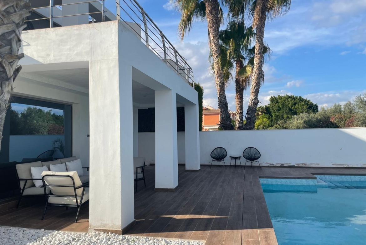 Chalet de lujo con Ascensor, Piscina y Jacuzzi Exterior en Pau 5 – Campo de Golf Alicante