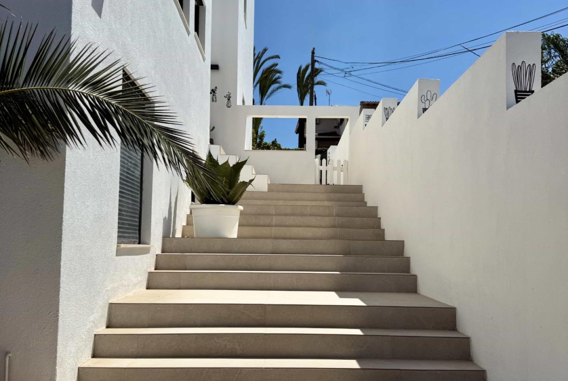 Oasis Mediterráneo en Playa de San Juan: Elegancia y Confort a Pasos del Mar