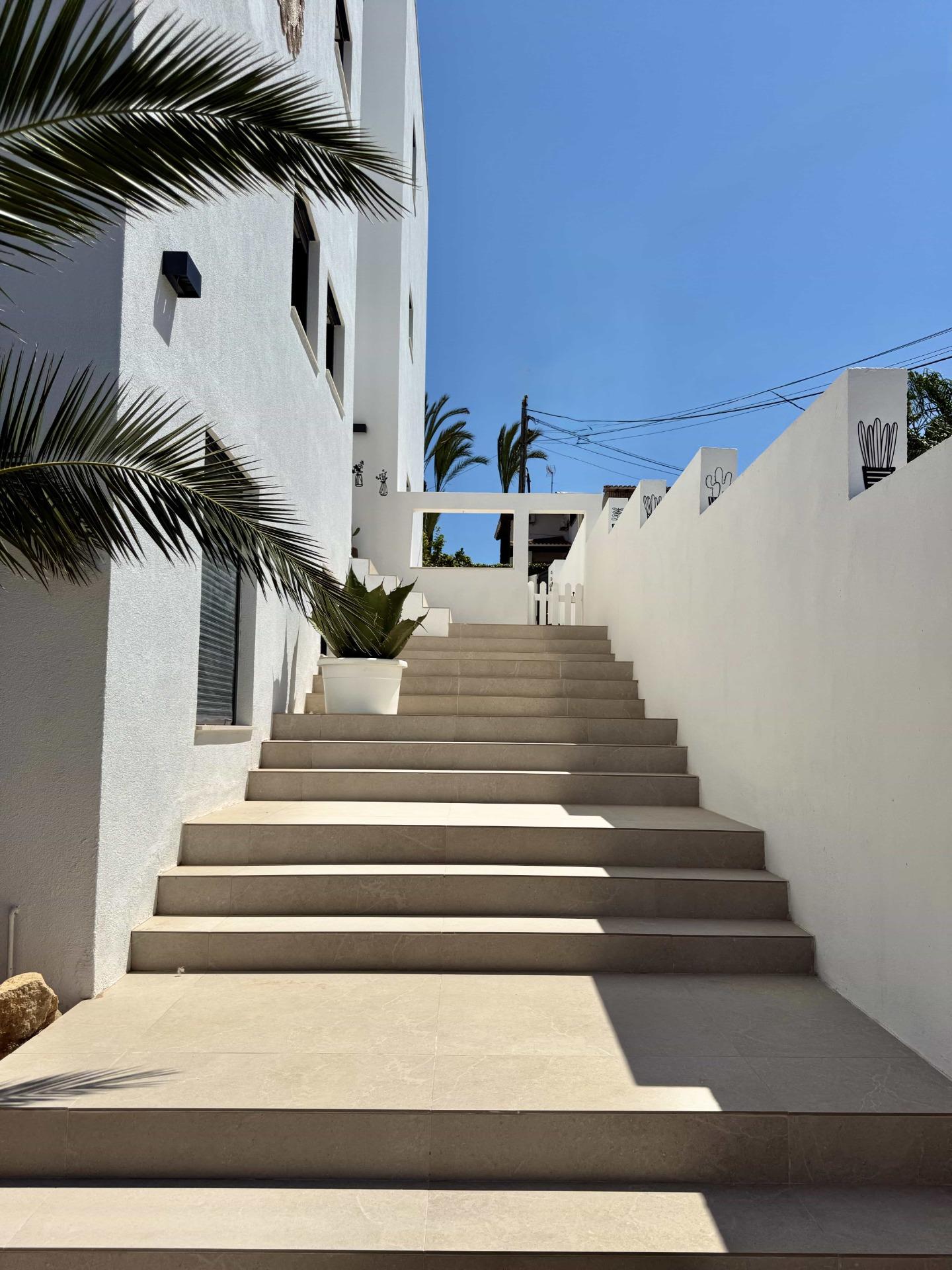 6-63-1 Oasis Mediterráneo en Playa de San Juan: Elegancia y Confort a Pasos del Mar