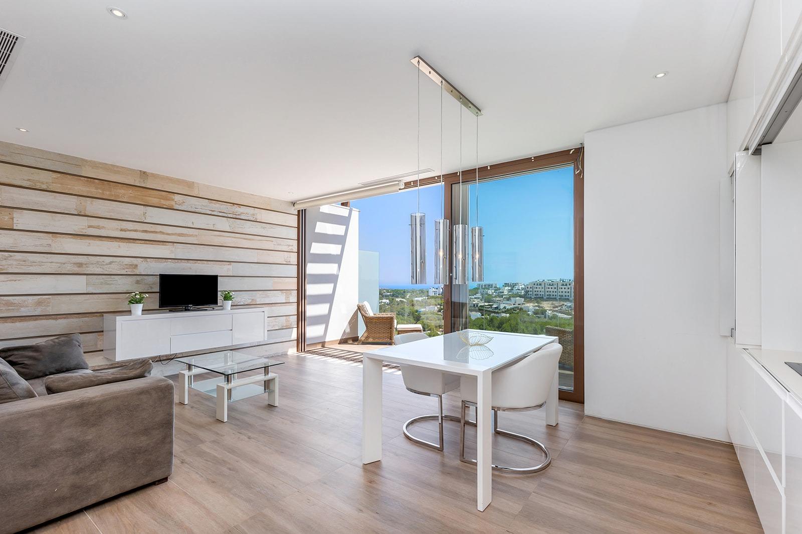 6-7-28 LAS COLINAS. ATICO CON SOLARIUM ENORME PRIVADO. 2 DORM. 2BAÑOS. GARAJE+TRASTERO.
