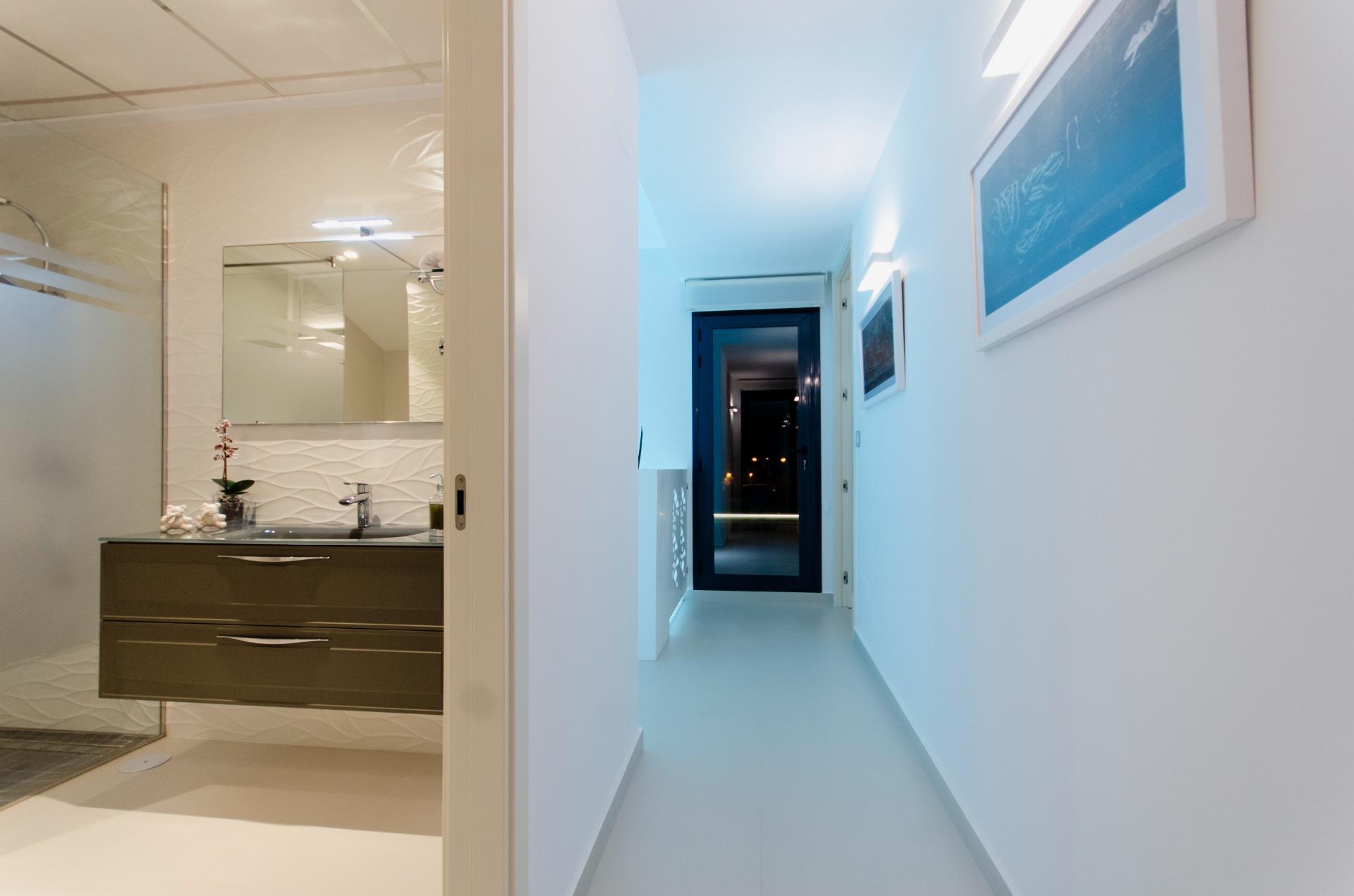 NIEUW GEBOUW IN ORIHUELA COSTA. 4 BEDROOMS. EEN KORTE WANDELING NAAR HET STRAND OP SLECHTS 350 METER AFSTAND.
