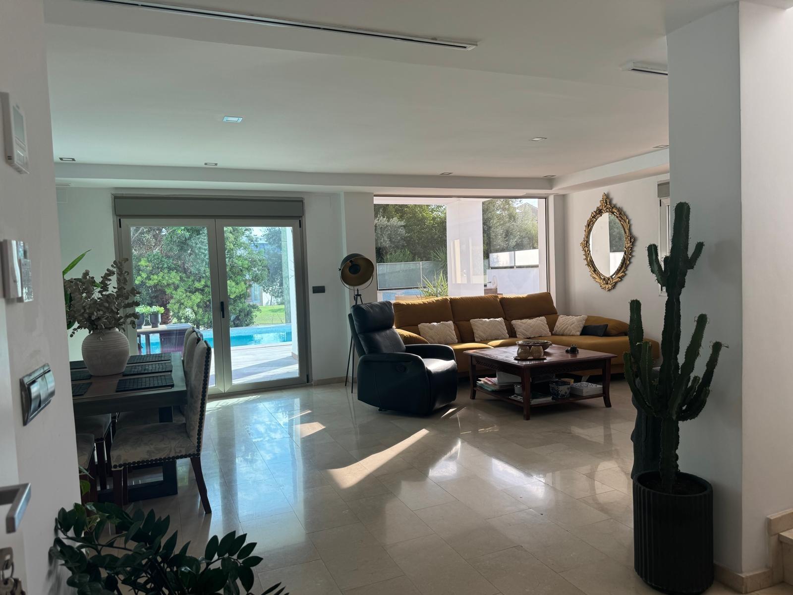 Chalet de lujo con Ascensor, Piscina y Jacuzzi Exterior en Pau 5 – Campo de Golf Alicante