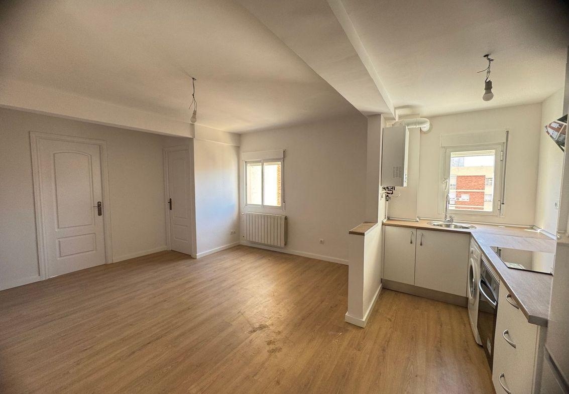 FULLY RENOVATED AND VERY BRIGHT APARTMENT FOR SALE IN BARRIO DEL PILAR, MADRID