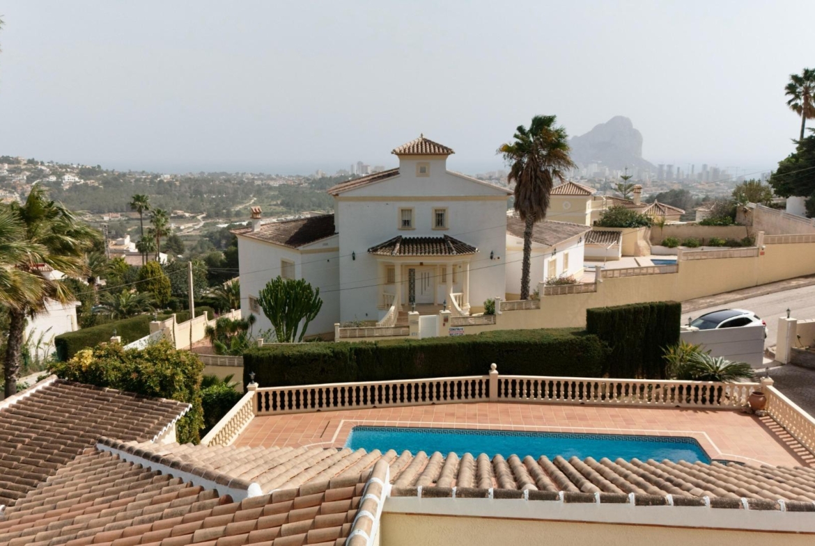 Exclusive Mediterranean villa in Calpe with large pool and panoramic views